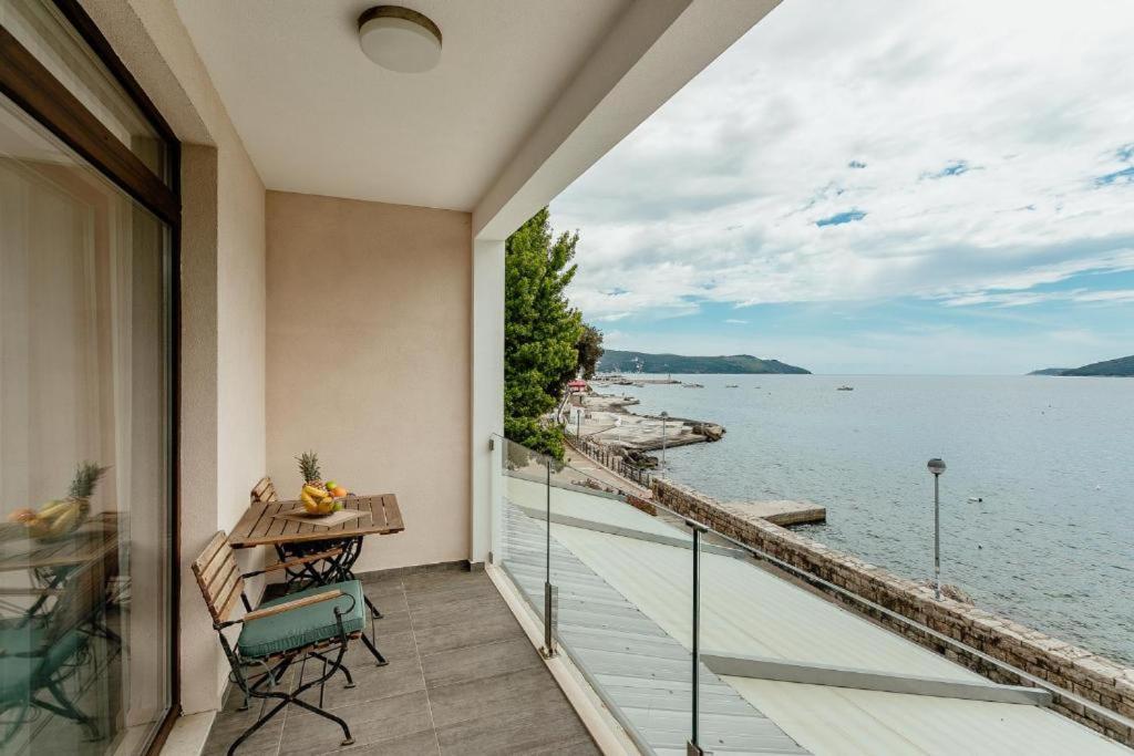 Apartments Joy Herceg Novi Esterno foto