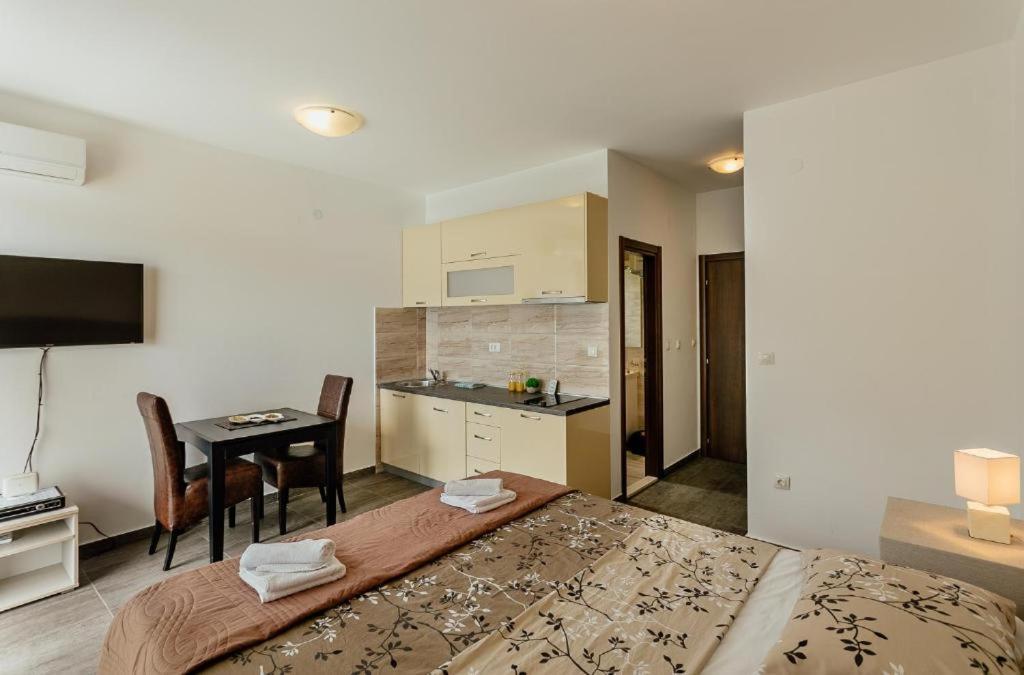 Apartments Joy Herceg Novi Esterno foto